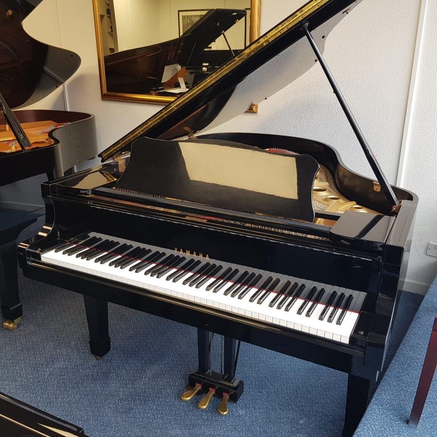 Yamaha C3 grand Piano in black – Featured image – Roberts Pianos Oxford