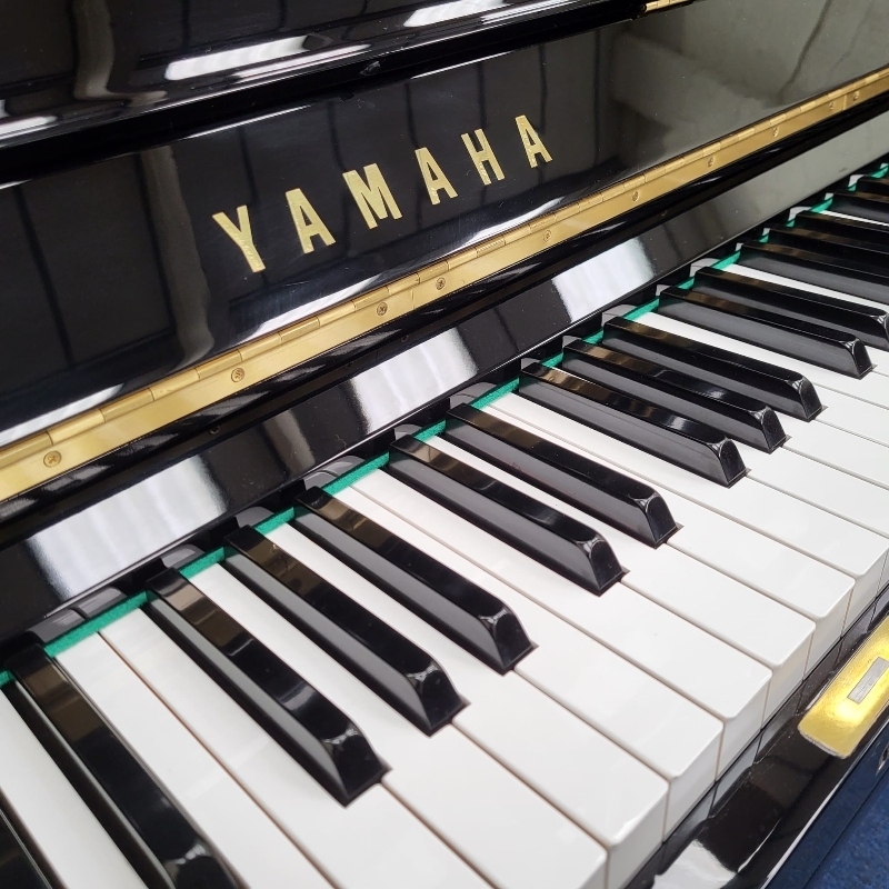 Yamaha U3G upright Piano in black polyester – Gallery image – Roberts Pianos Oxford