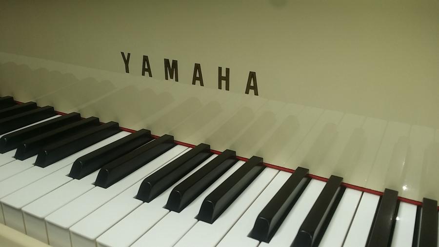 Yamaha G3E grand Piano in ivory/cream – Gallery image – Roberts Pianos Oxford