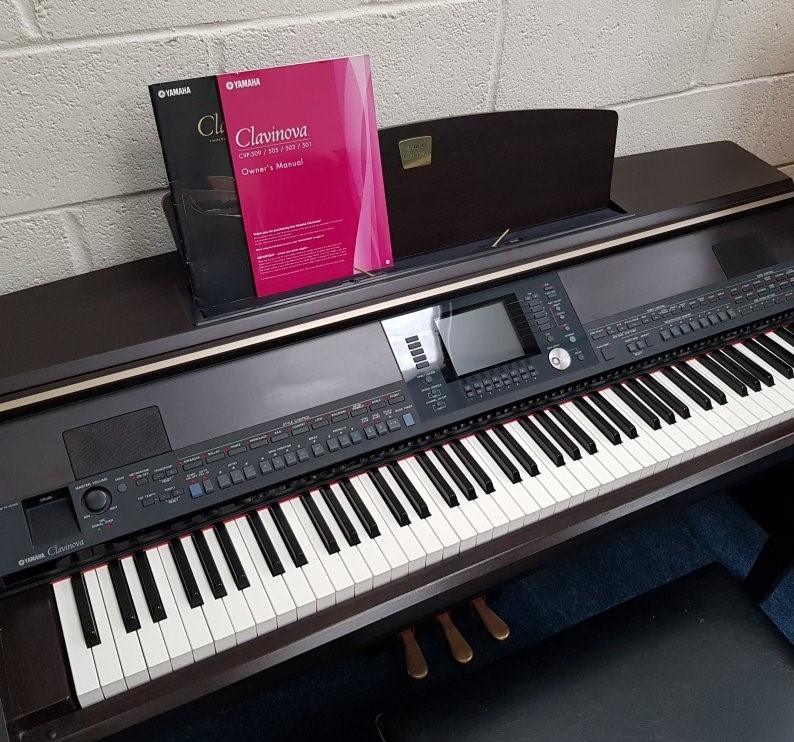 Yamaha Clavinova CVP 505 digital Piano in black – Gallery image – Roberts Pianos Oxford
