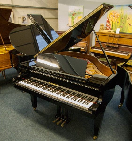 Kawai GM-10 grand Piano in black with brass fittings – Featured image – Roberts Pianos Oxford