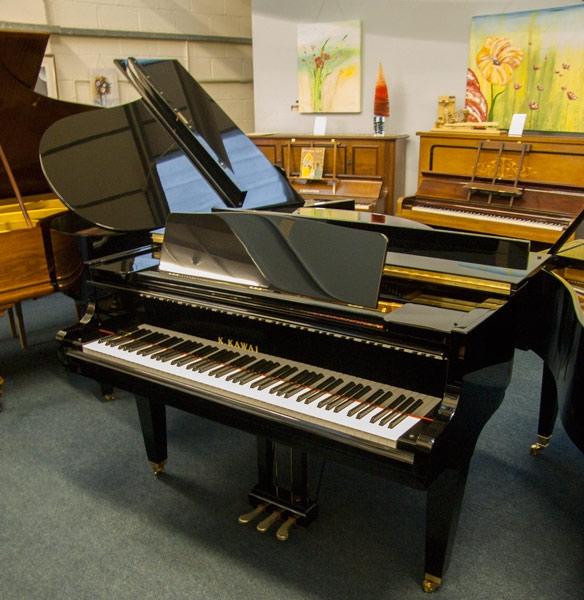 Kawai GM-10 grand Piano in black with brass fittings – Gallery image – Roberts Pianos Oxford
