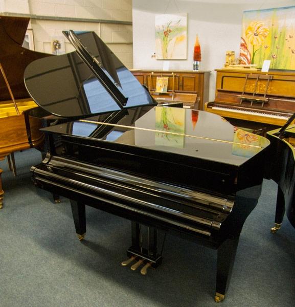 Kawai GM-10 grand Piano in black with brass fittings – Gallery image – Roberts Pianos Oxford
