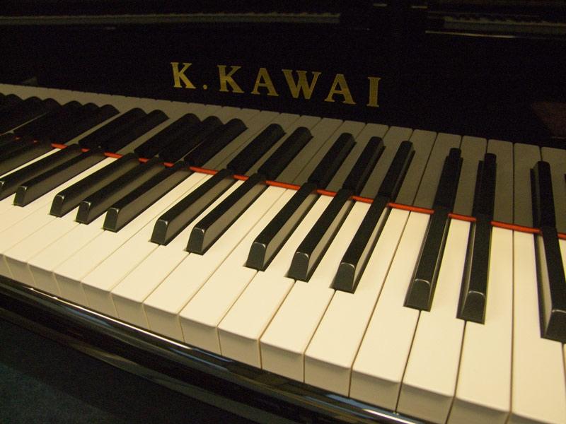Kawai GM-10 grand Piano in black with brass fittings – Gallery image – Roberts Pianos Oxford