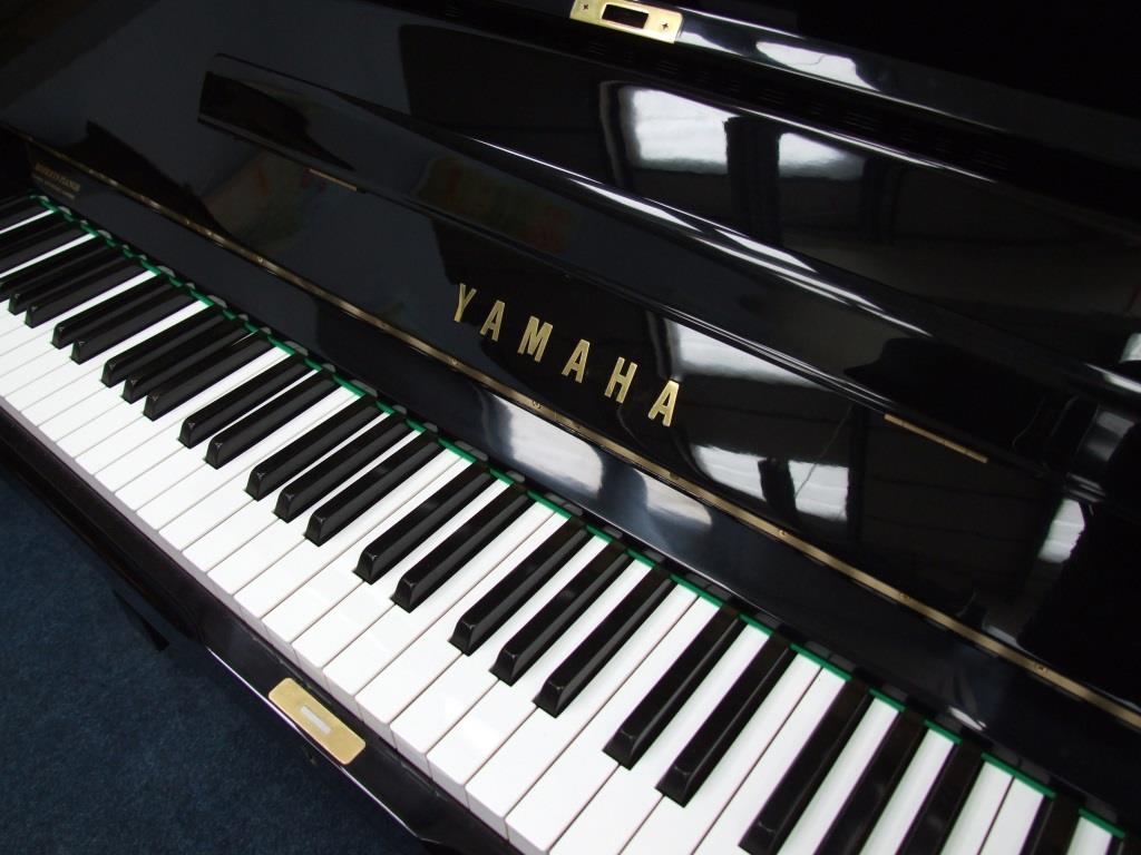 Yamaha U3H upright Piano in black – Gallery image – Roberts Pianos Oxford