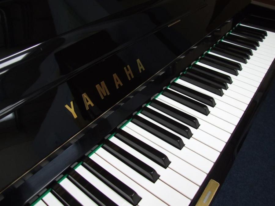 Yamaha U1H upright Piano in black – Gallery image – Roberts Pianos Oxford