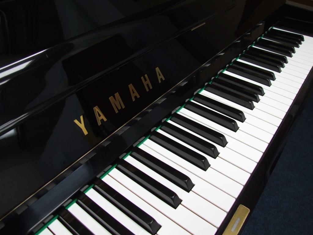 Yamaha U1H upright Piano in black – Gallery image – Roberts Pianos Oxford