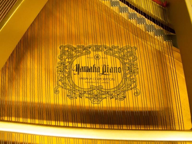 Yamaha G1RE grand Piano in black – Gallery image – Roberts Pianos Oxford