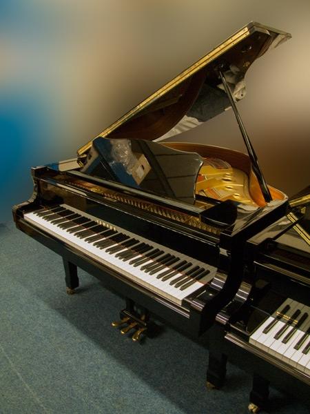 Yamaha G1RE grand Piano in black – Featured image – Roberts Pianos Oxford