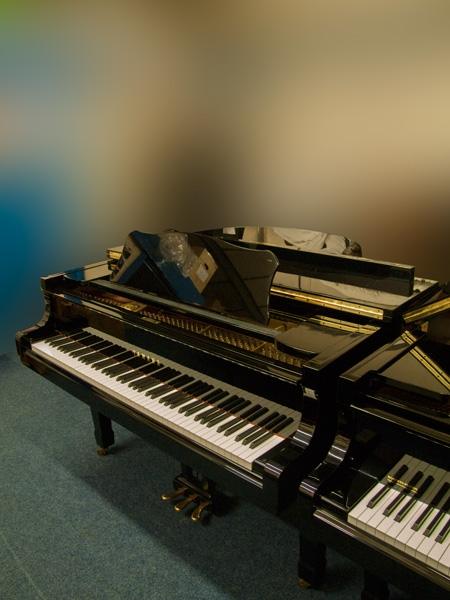 Yamaha G1RE grand Piano in black – Gallery image – Roberts Pianos Oxford
