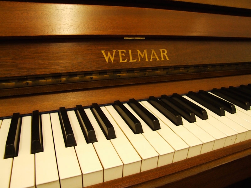 Welmar upright Piano in rosewood – Gallery image – Roberts Pianos Oxford