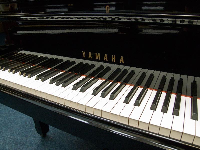 Yamaha G3 grand Piano in Bright black – Gallery image – Roberts Pianos Oxford