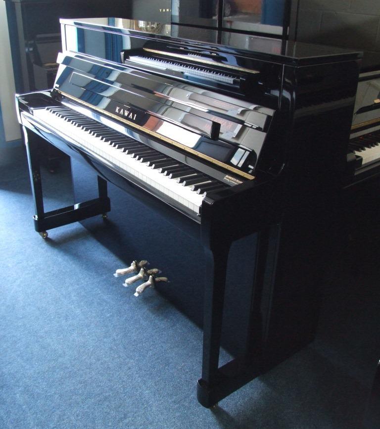 Kawai K-200 upright Piano in bright black – Gallery image – Roberts Pianos Oxford