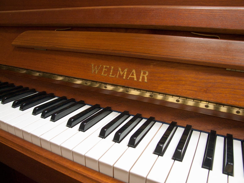 Welmar upright Piano in rosewood – Gallery image – Roberts Pianos Oxford