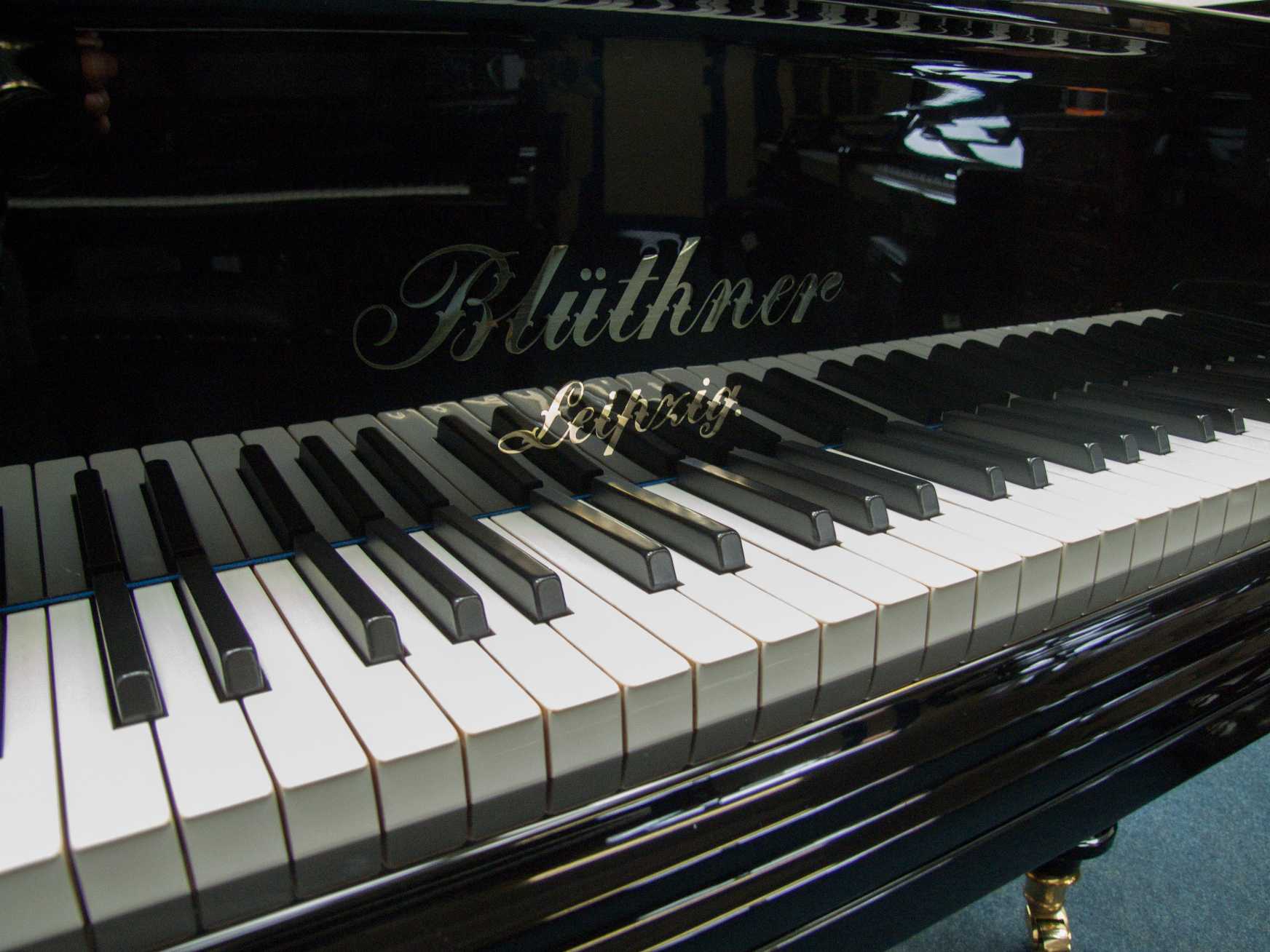 Bluthner Style VI grand Piano in bright black – Gallery image – Roberts Pianos Oxford