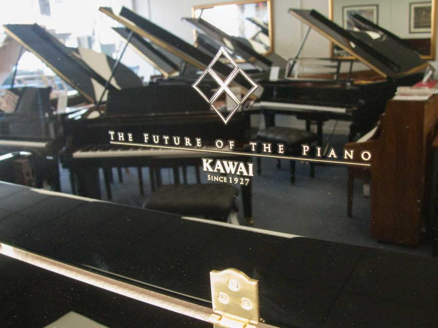 Kawai K500 upright Piano in bright black – Gallery image – Roberts Pianos Oxford