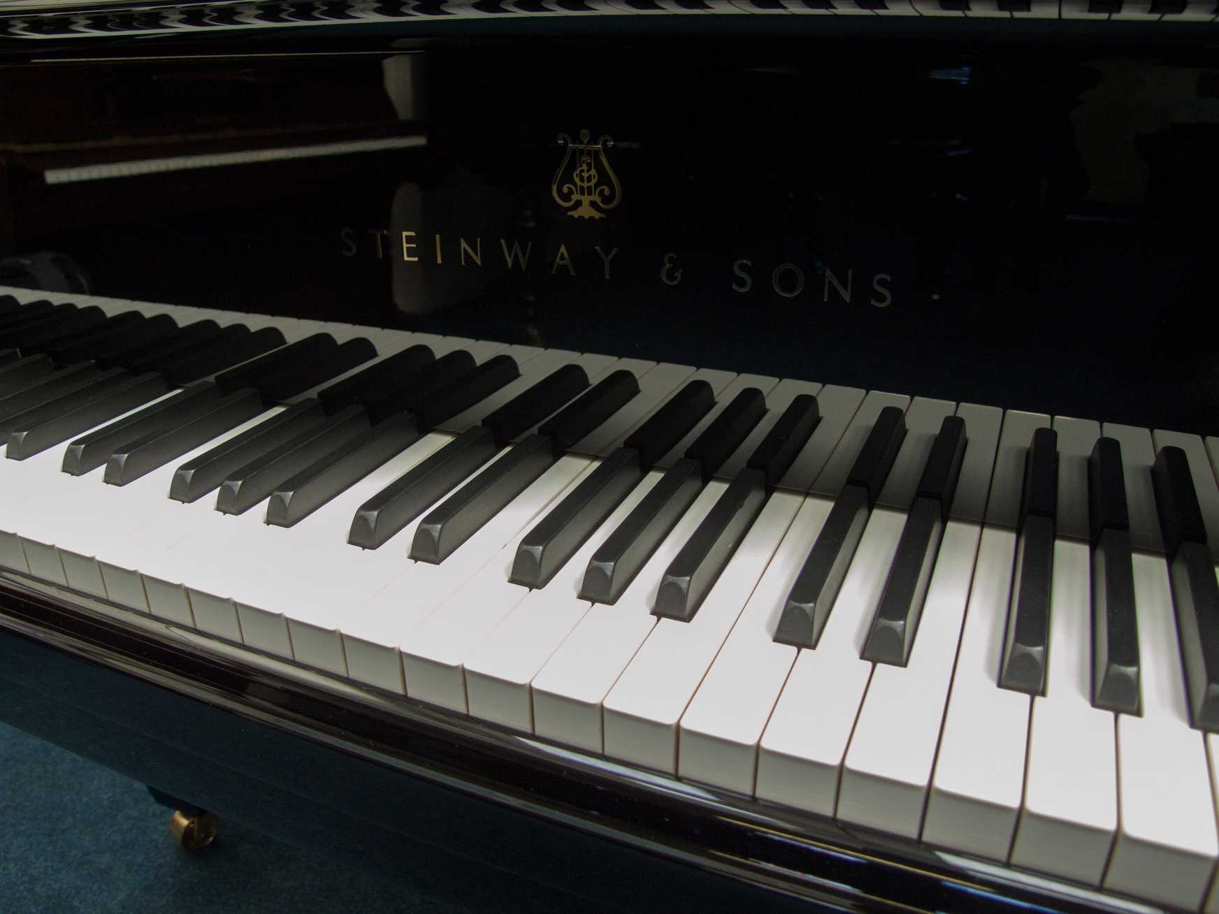 Steinway O