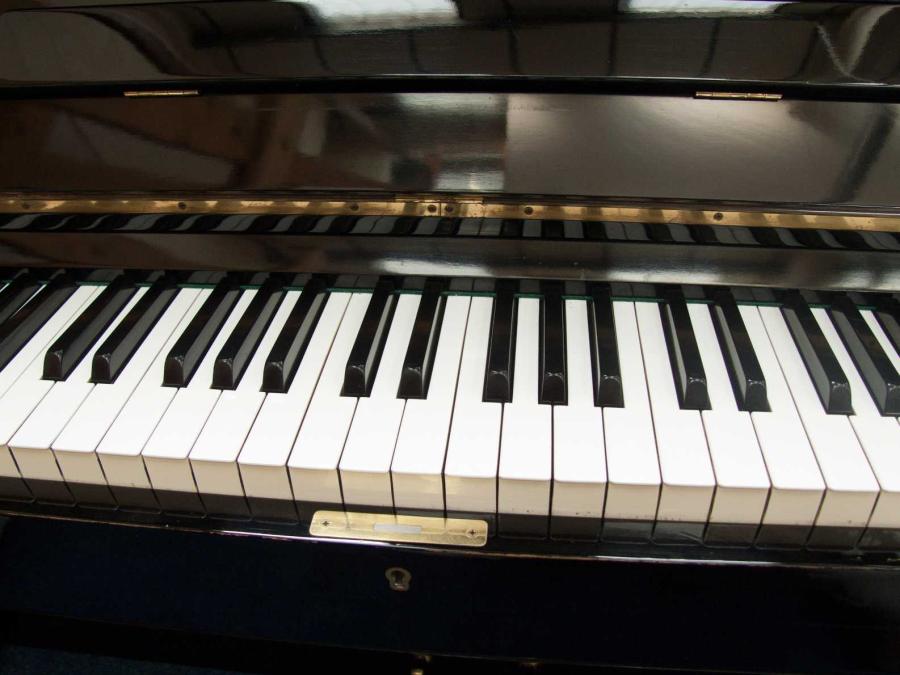 Yamaha U1D upright Piano in black polyester – Gallery image – Roberts Pianos Oxford