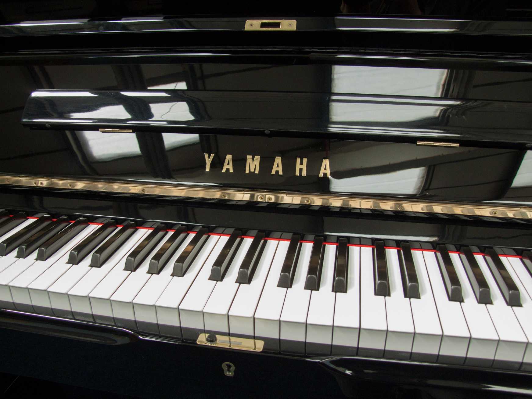 Yamaha U1H upright Piano in bright black – Gallery image – Roberts Pianos Oxford