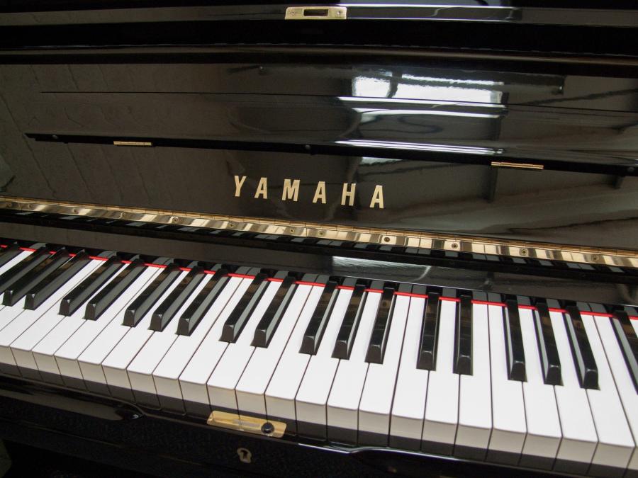Yamaha U3H upright Piano in black polyester – Gallery image – Roberts Pianos Oxford