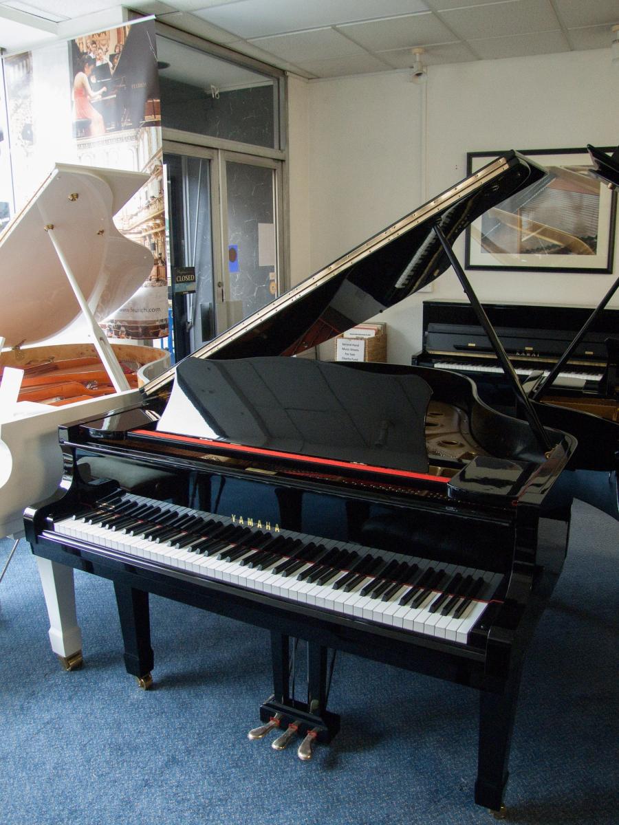 Yamaha G2E grand Piano in bright-black – Featured image – Roberts Pianos Oxford