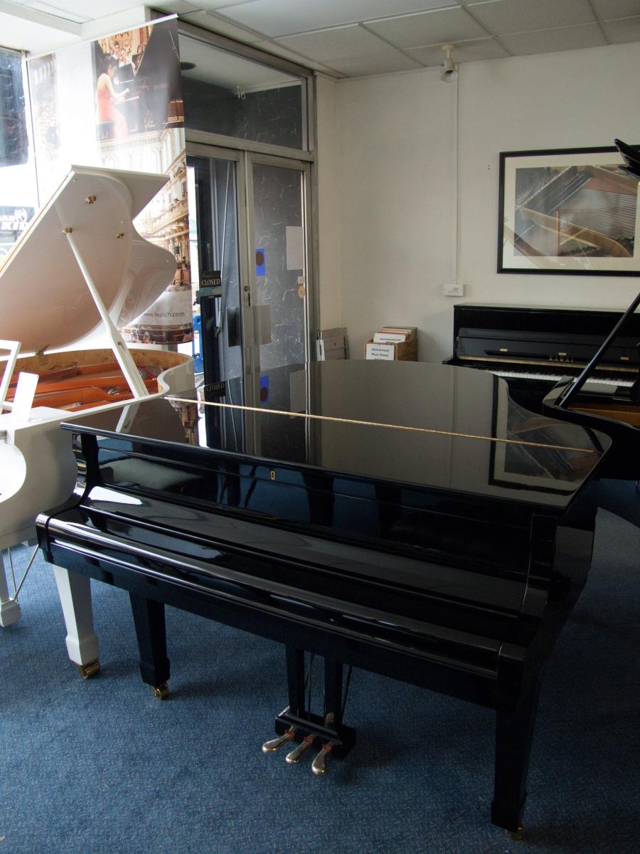 Yamaha G2E grand Piano in bright-black – Gallery image – Roberts Pianos Oxford