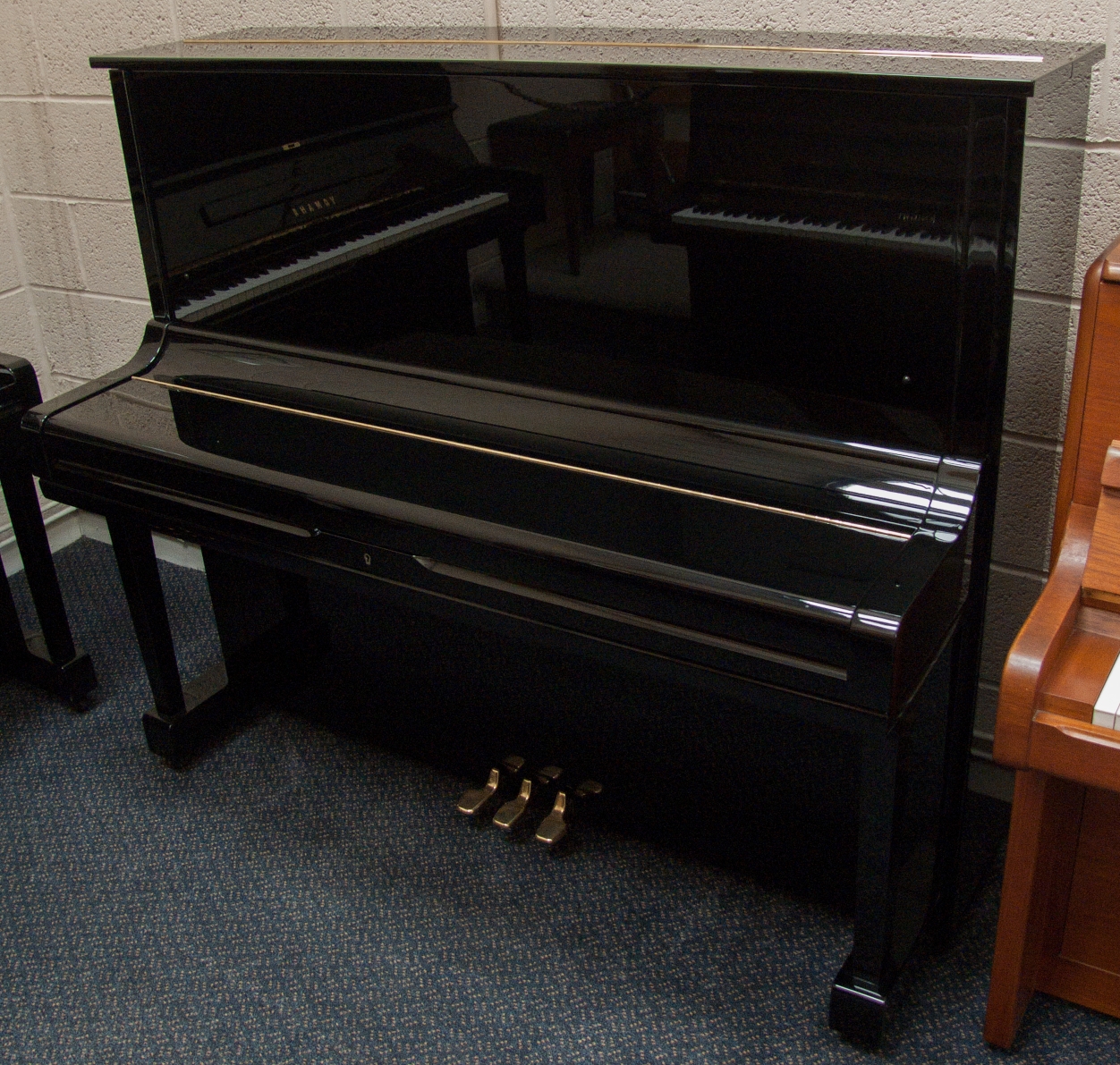 Yamaha U3H upright Piano in bright black – Gallery image – Roberts Pianos Oxford