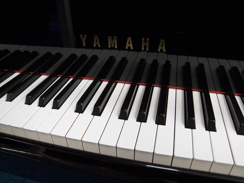 Yamaha G2 grand Piano in black – Gallery image – Roberts Pianos Oxford