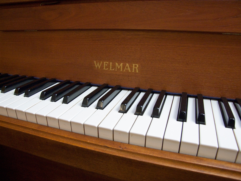 Welmar upright Piano in teak – Gallery image – Roberts Pianos Oxford