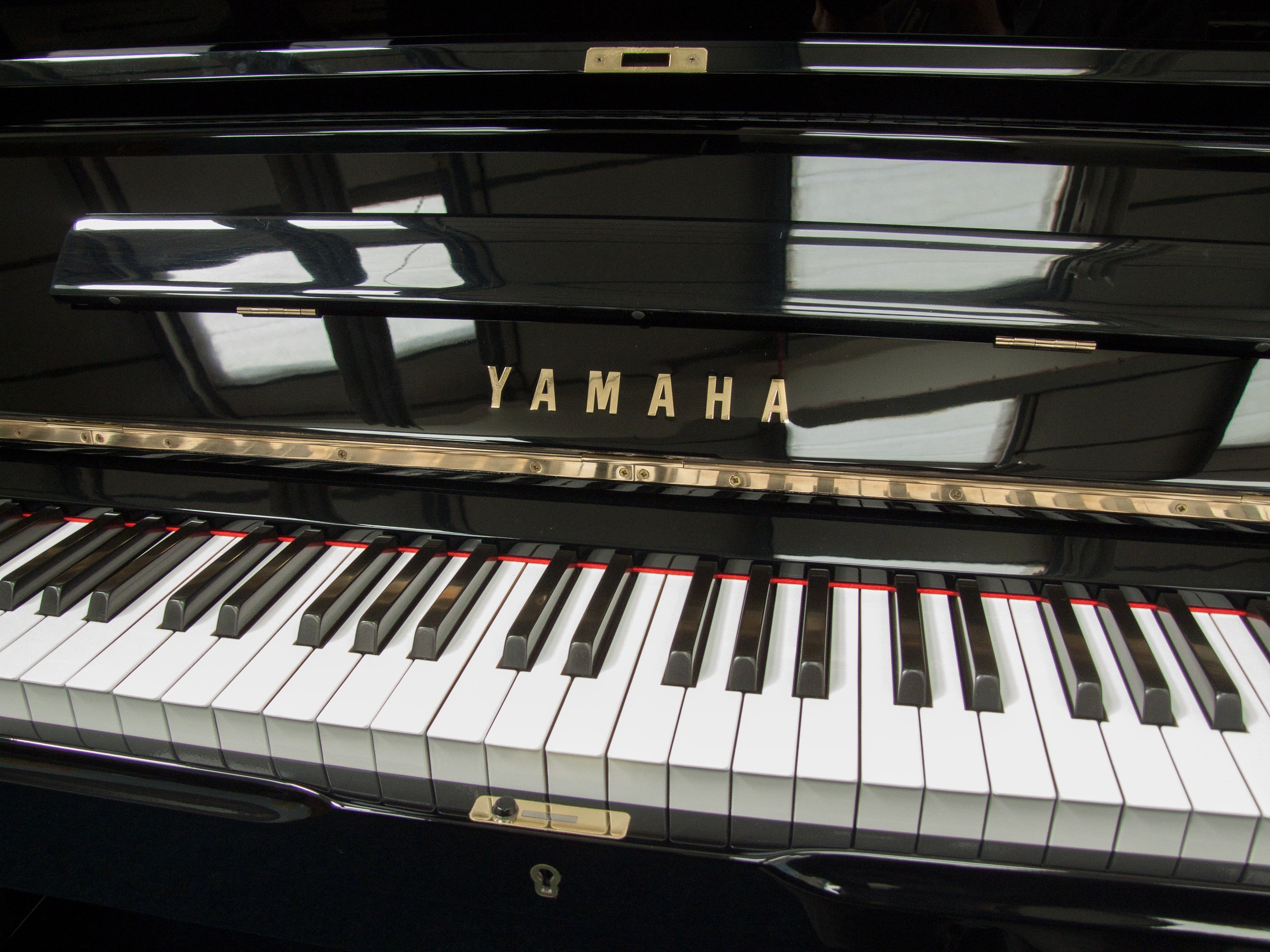 Yamaha U1H upright Piano in Bright black – Gallery image – Roberts Pianos Oxford