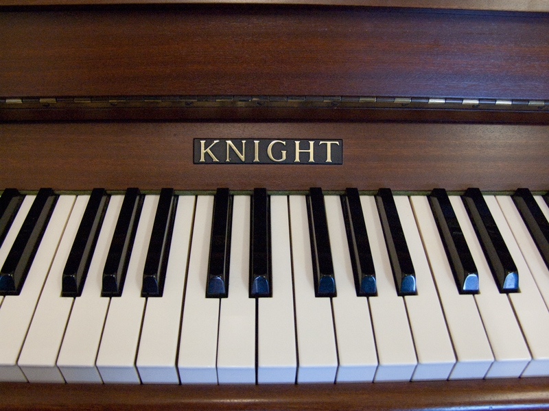Knight upright Piano in Mahogany – Gallery image – Roberts Pianos Oxford