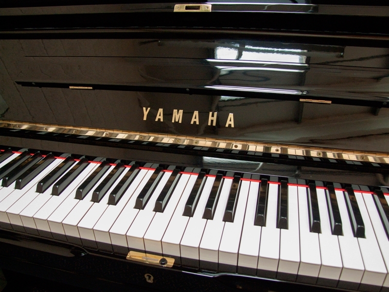 Yamaha U3H upright Piano in Black polyester – Gallery image – Roberts Pianos Oxford