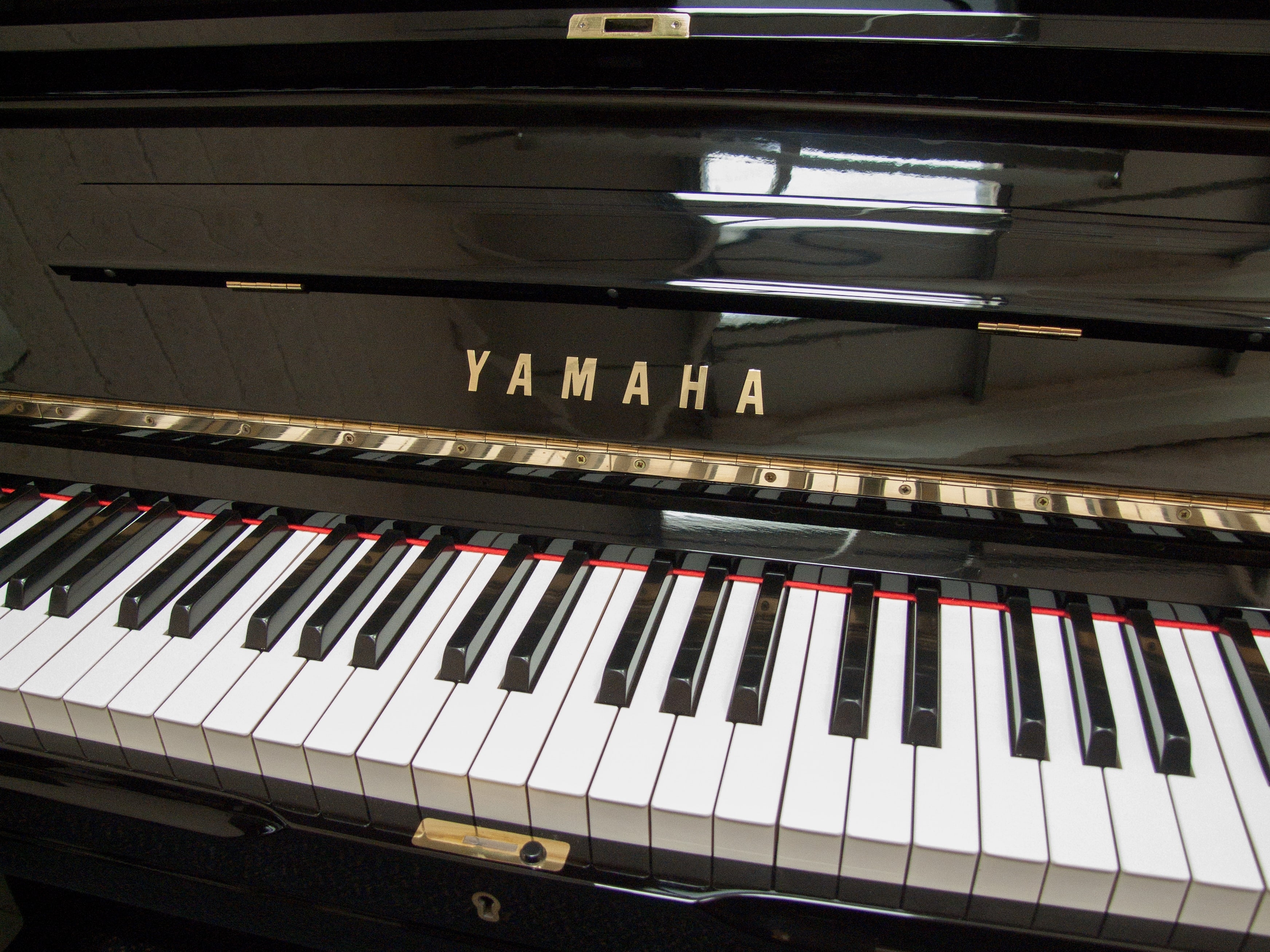 Yamaha U3H upright Piano in Black polyester – Gallery image – Roberts Pianos Oxford