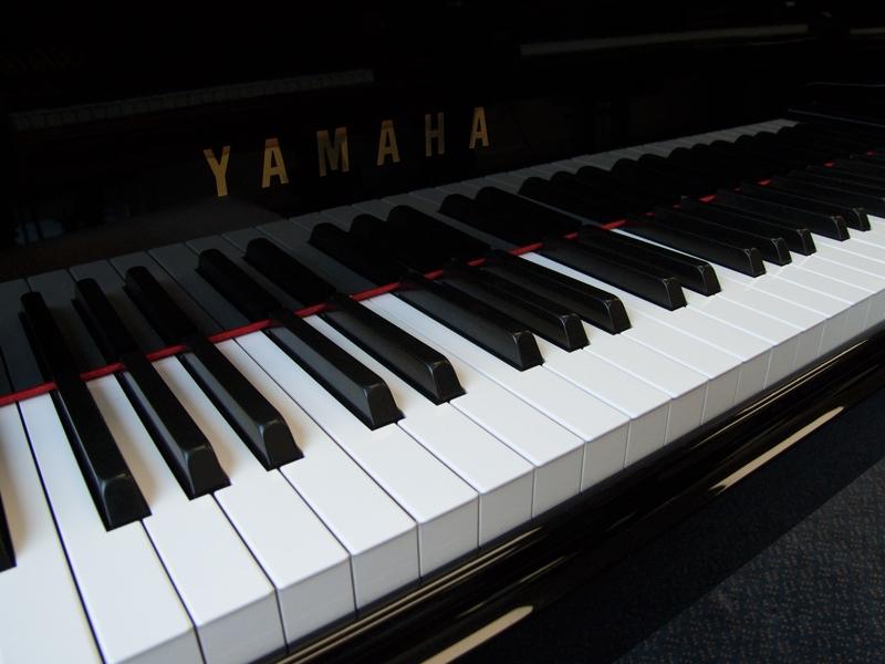 Yamaha C1 grand Piano in Black polyester – Gallery image – Roberts Pianos Oxford