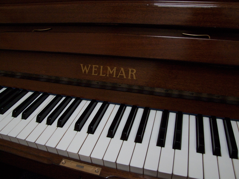 Welmar upright Piano in Mahogany – Gallery image – Roberts Pianos Oxford