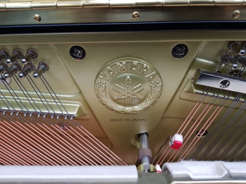 Yamaha YUS5 upright Piano in bright-black – Gallery image – Roberts Pianos Oxford