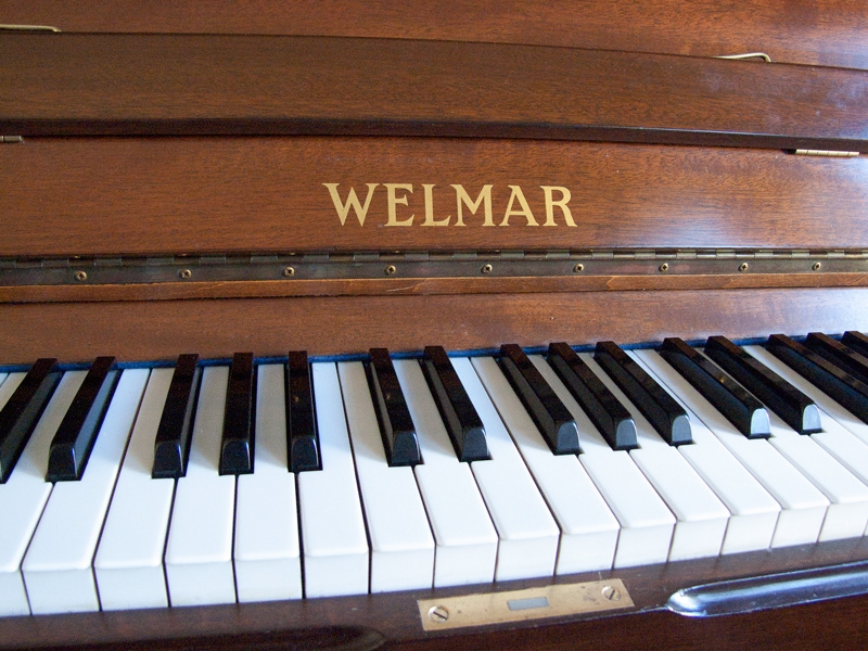 Welmar upright Piano in mahogany – Gallery image – Roberts Pianos Oxford