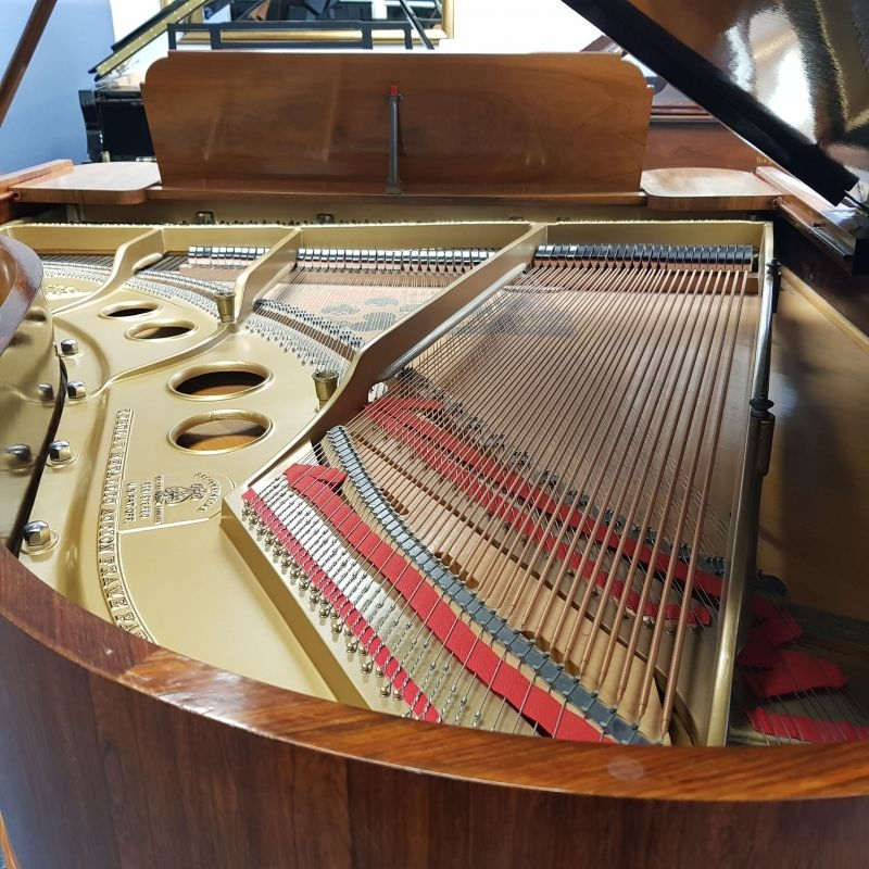 Steinway O