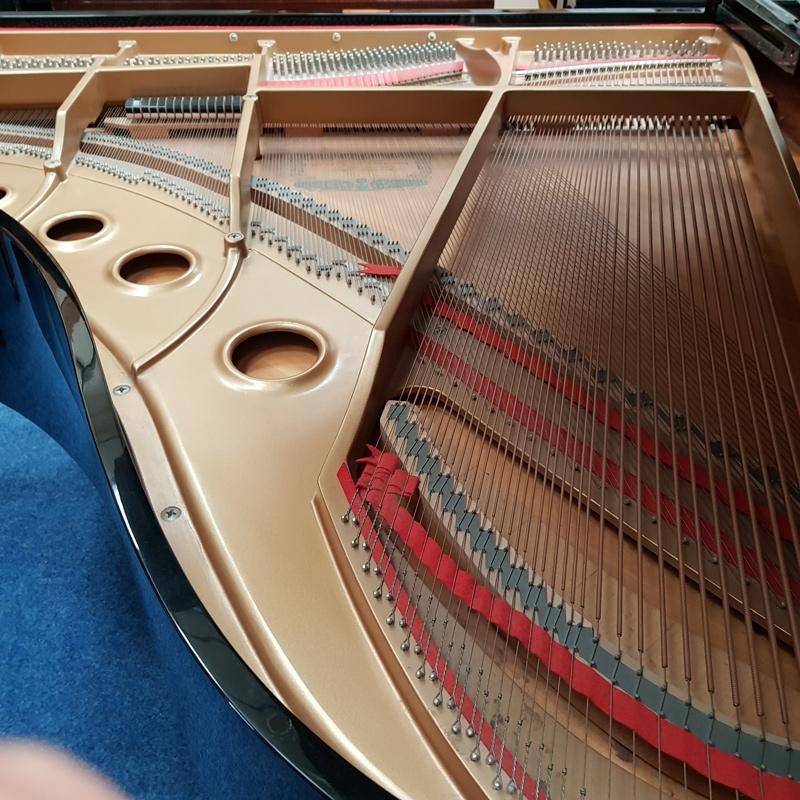 Kawai GS-40 grand Piano in black – Gallery image – Roberts Pianos Oxford