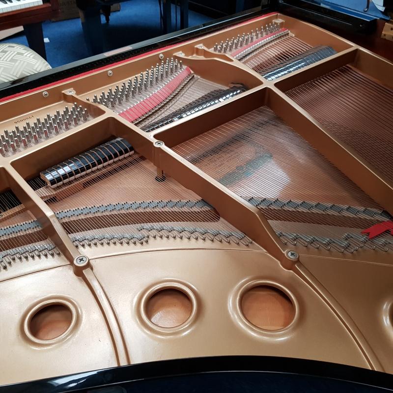 Kawai GS-40 grand Piano in black – Gallery image – Roberts Pianos Oxford