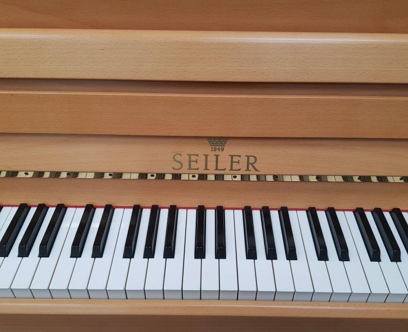 Seiler Primus Trend upright Piano in beech – Gallery image – Roberts Pianos Oxford