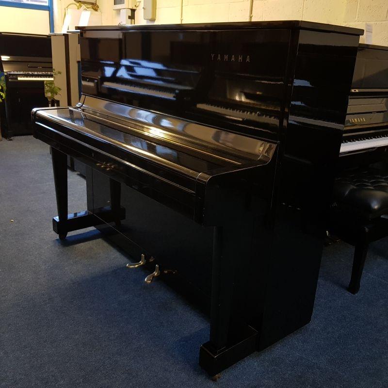 Yamaha U1D upright Piano in black polyester – Gallery image – Roberts Pianos Oxford