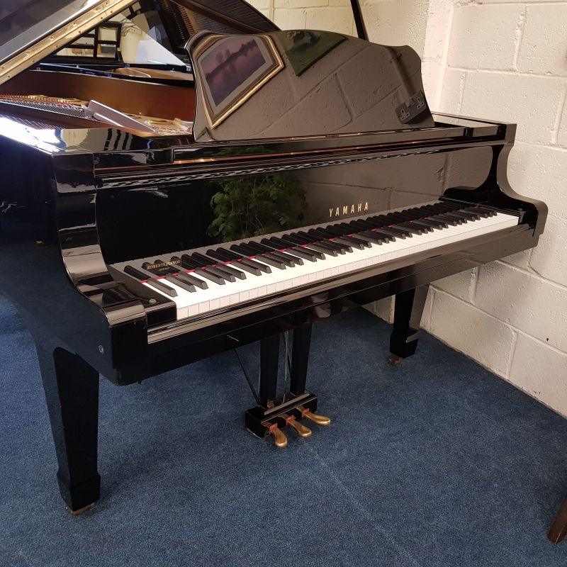 Yamaha C7 grand Piano in bright black – Gallery image – Roberts Pianos Oxford