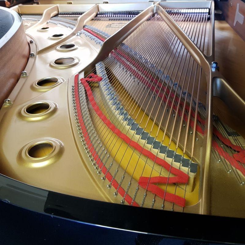 Yamaha C7 grand Piano in bright black – Gallery image – Roberts Pianos Oxford