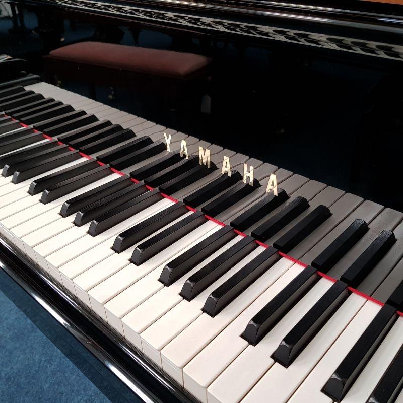 Yamaha C7 grand Piano in bright black – Gallery image – Roberts Pianos Oxford