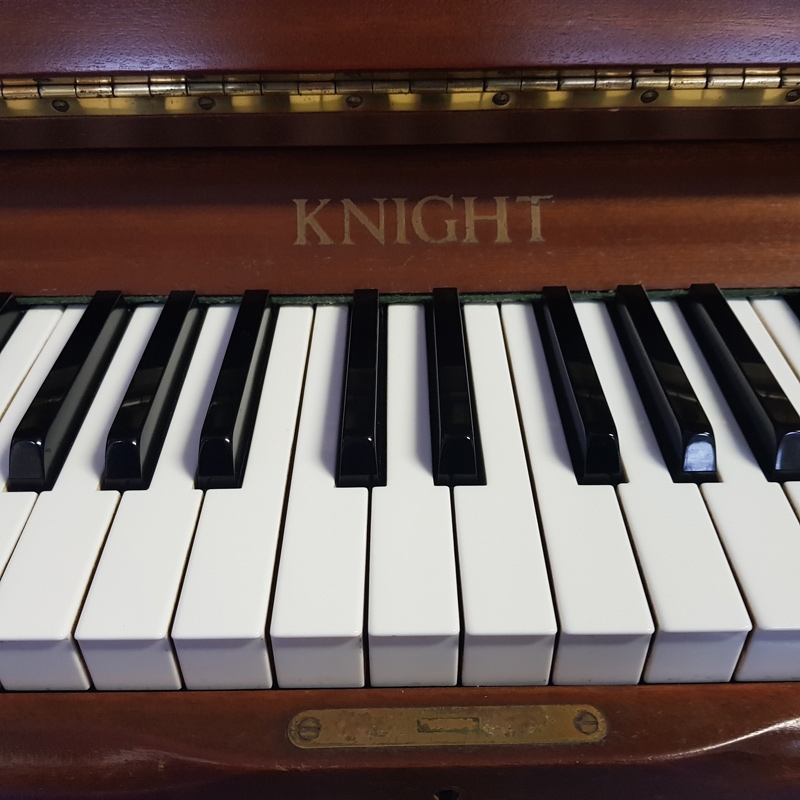 Knight upright Piano in mahogany – Gallery image – Roberts Pianos Oxford