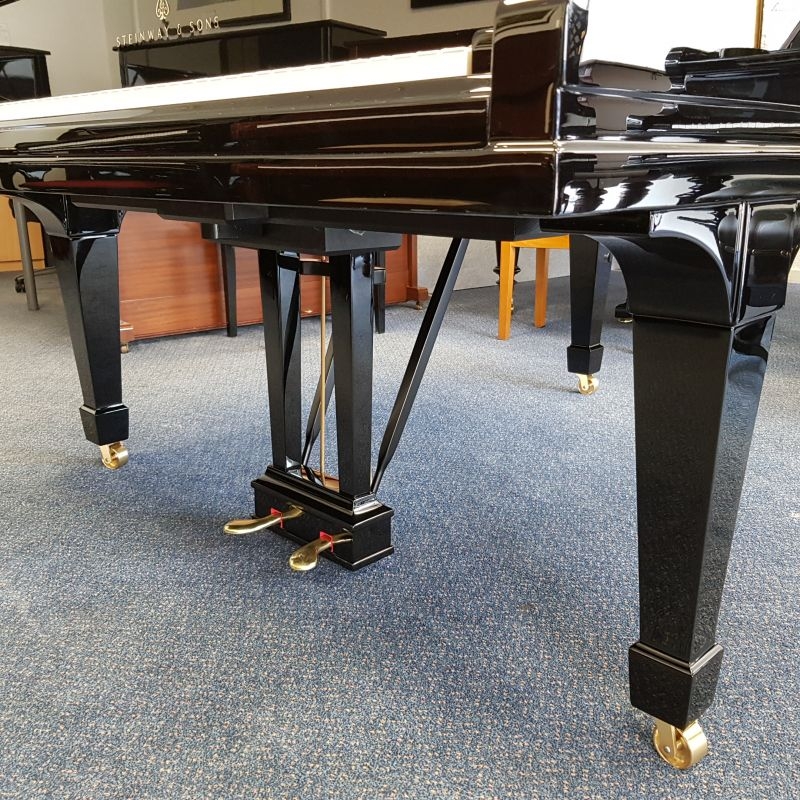Steinway M
