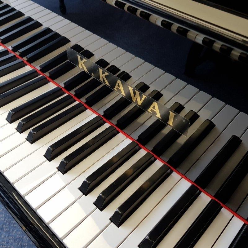 Kawai GL-10 grand Piano in black – Gallery image – Roberts Pianos Oxford