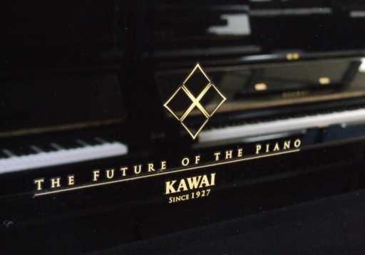 Kawai K200 upright Piano in bright black – Gallery image – Roberts Pianos Oxford