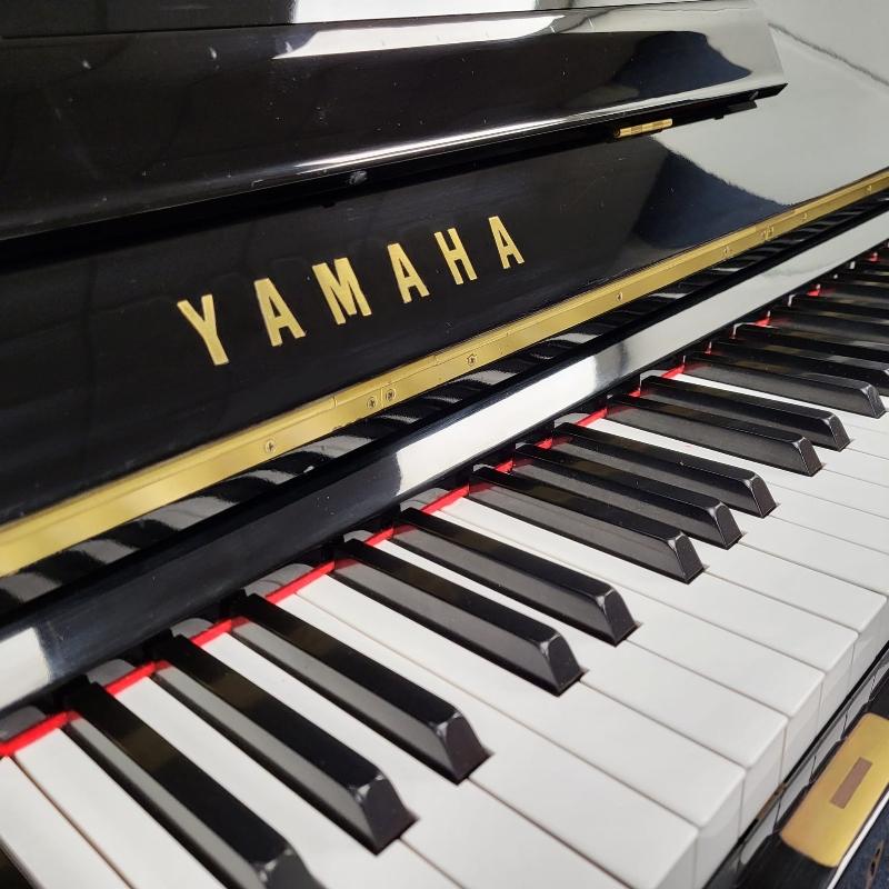 Yamaha U1F upright Piano in Bright black – Gallery image – Roberts Pianos Oxford